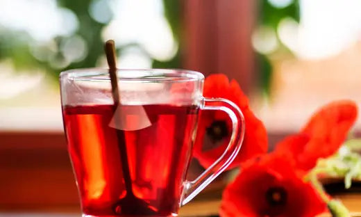 une tasse d'infusion de coquelicot pour combattre l'anxiété