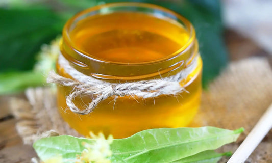 pot de sirop de tilleul avec des fleurs de tilleul autour