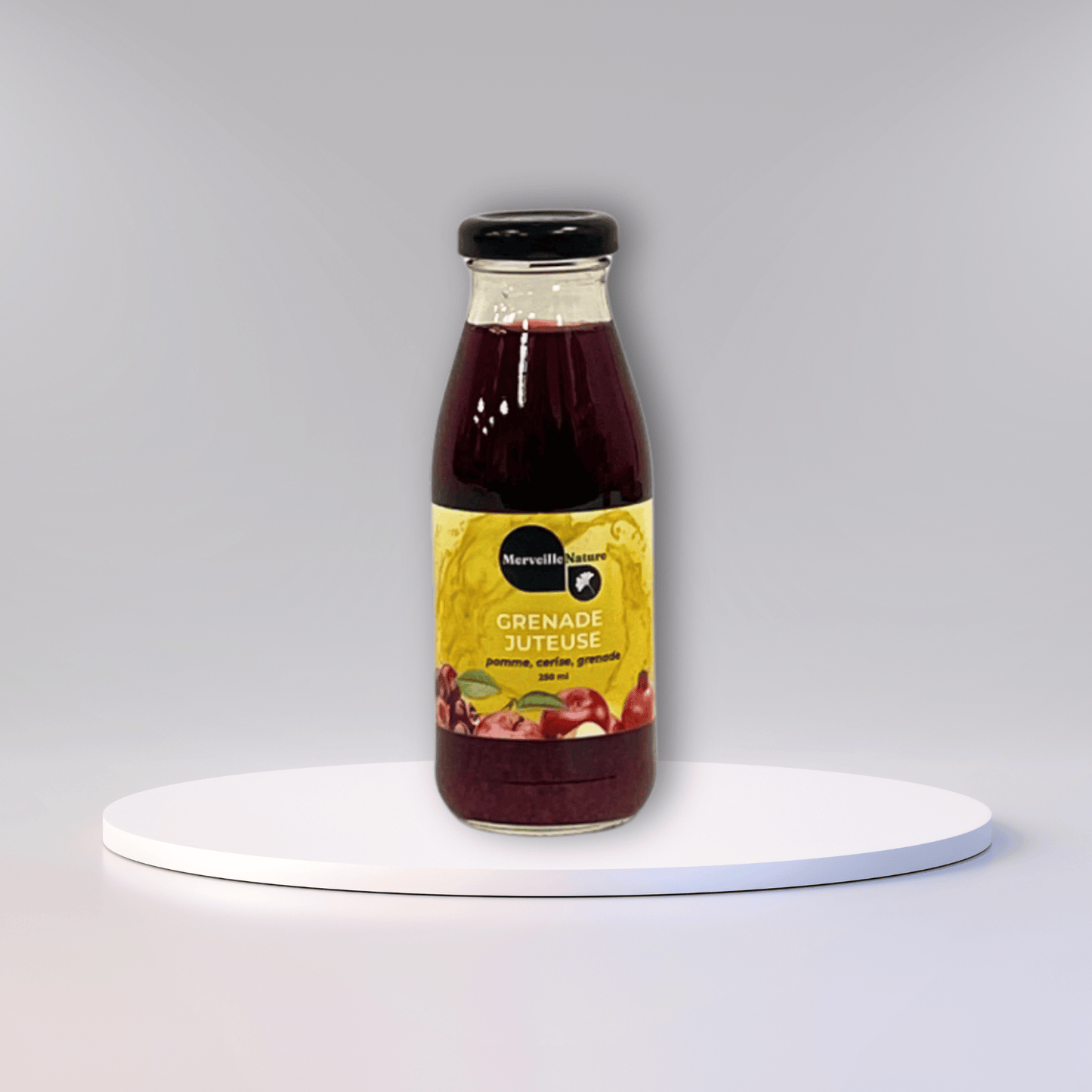 Bouteille de jus, grenade juteuse, posée sur un podium rond.
