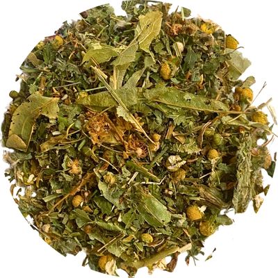 Mélange de plantes médicinales pour la peau : camomille, pensée sauvage, ortie, cassis, reine-des-prés, mélisse, tilleul, guimauve, pissenlit et bardane pour un confort cutané et une peau saine.