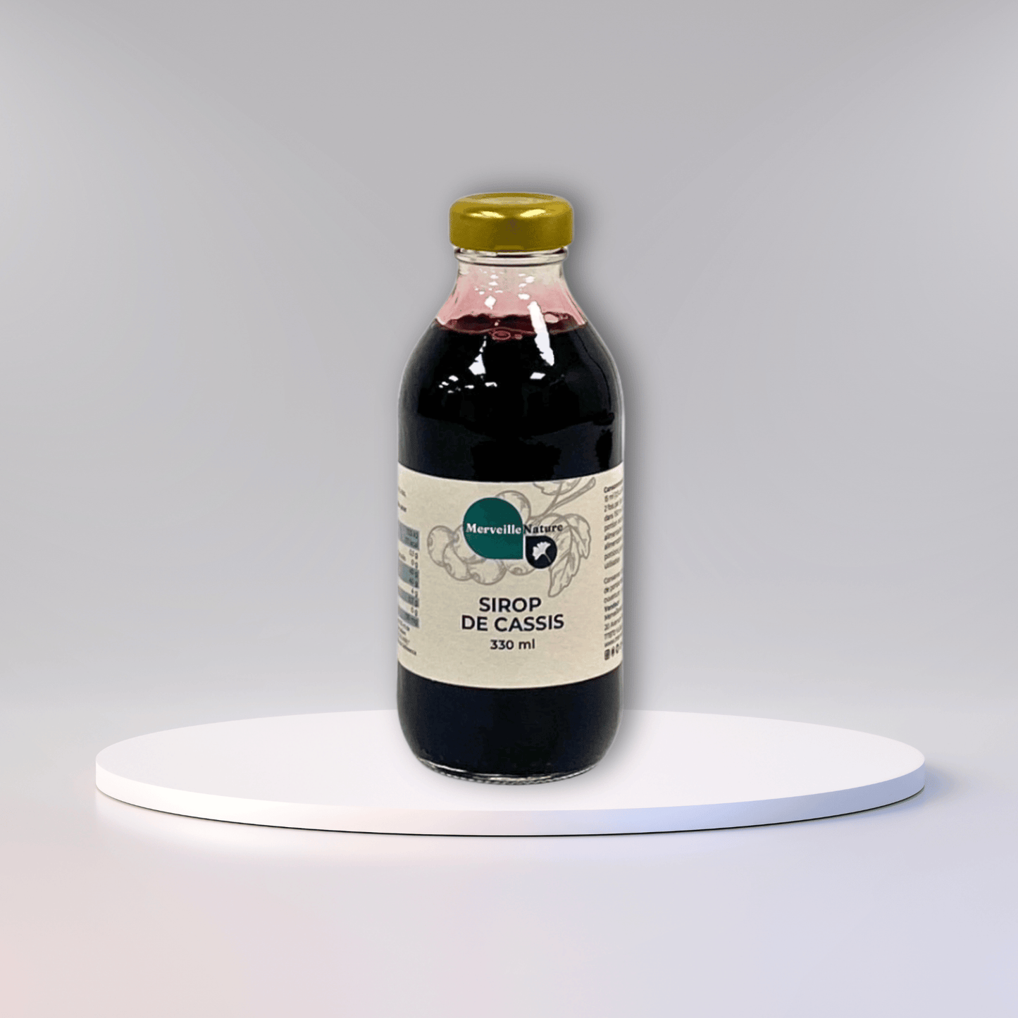 Bouteille de sirop de cassis, posée sur un podium rond.