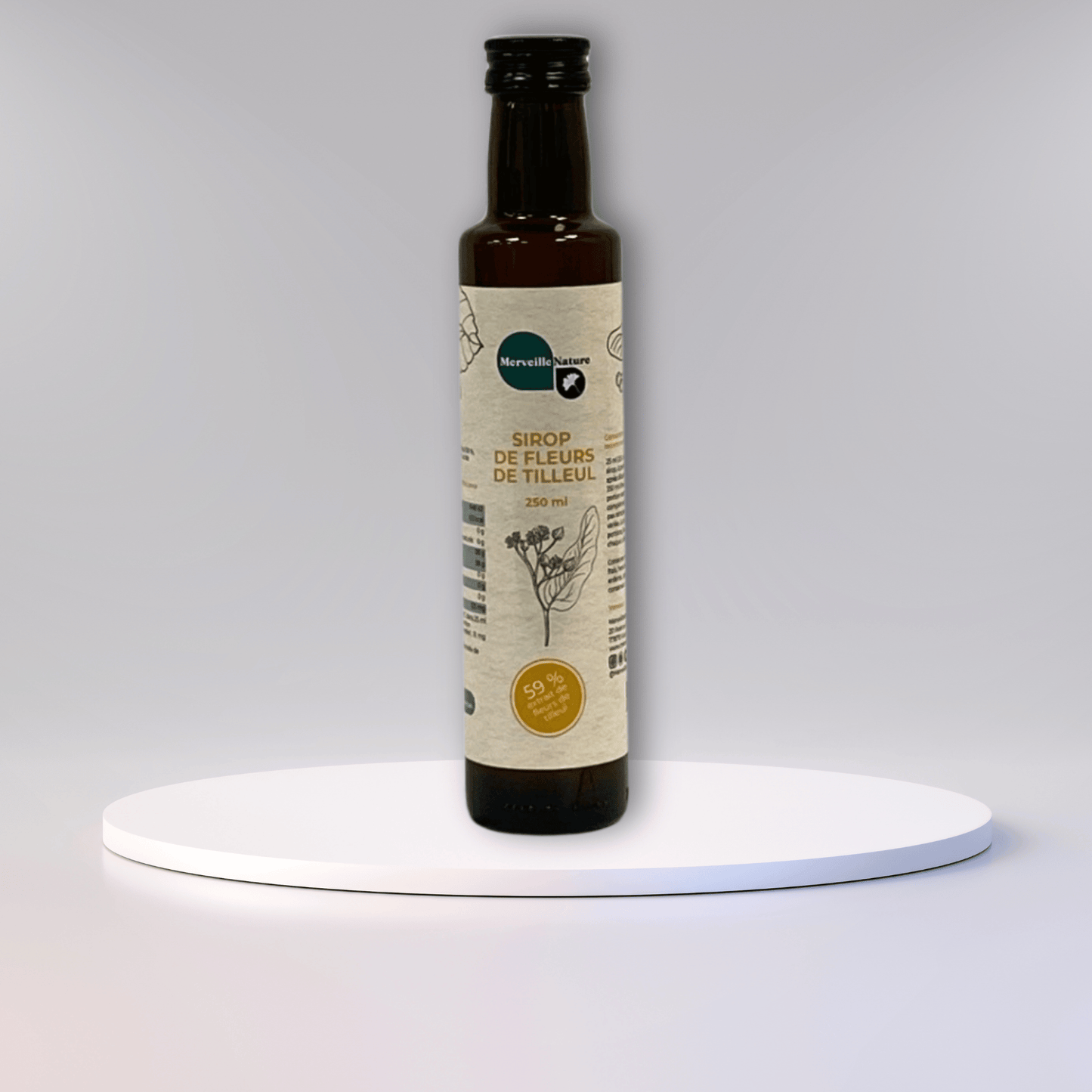 Bouteille de sirop de fleurs de tilleul, posée sur un podium rond.