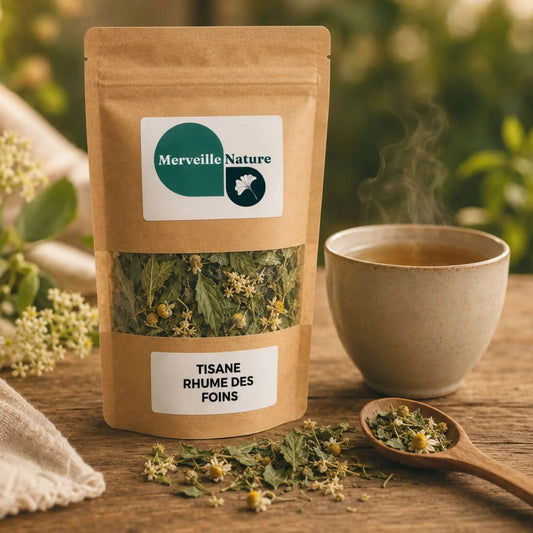 Tisane Rhume des Foins MerveilleNature en sachet kraft sur table en bois, dans une ambiance bien-être avec tasse d’infusion et plantes séchées.
