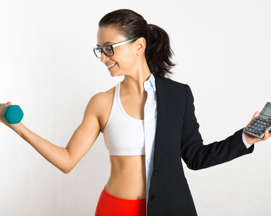Femme représentant l’équilibre entre travail et activité physique, tenant un haltère d’un côté et une calculatrice de l’autre, symbole de bien-être au travail.