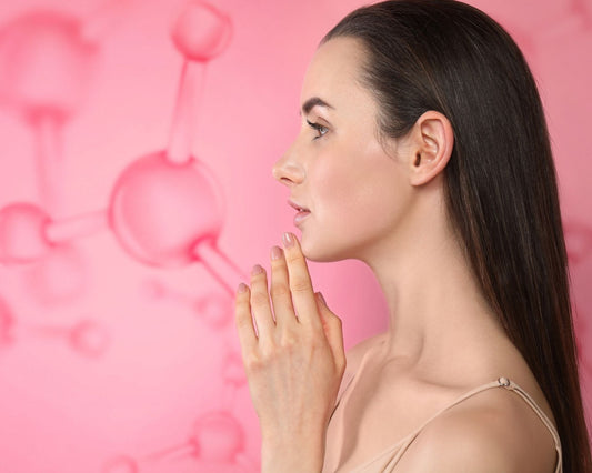 Femme au profil lumineux avec une peau ferme et éclatante, sur fond de molécules de collagène — illustration des effets du collagène hydrolysé sur la peau