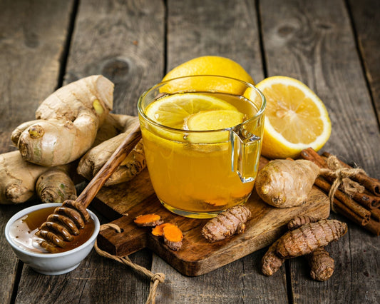 Infusion chaude à base de gingembre frais, curcuma, cannelle, citron et miel, pour booster l’énergie et renforcer l’immunité naturellement.