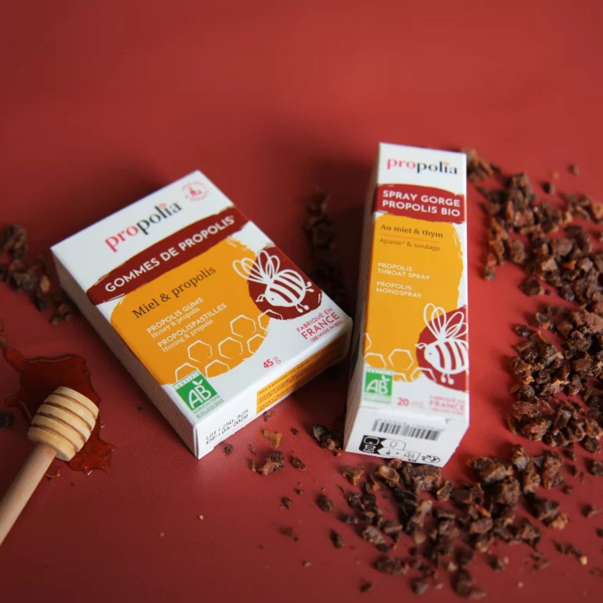  Gommes de Propolis® au miel et spray gorge propolis bio miel & thym Propolia® posés sur propolis brute — produits de la ruche bio fabriqués en France