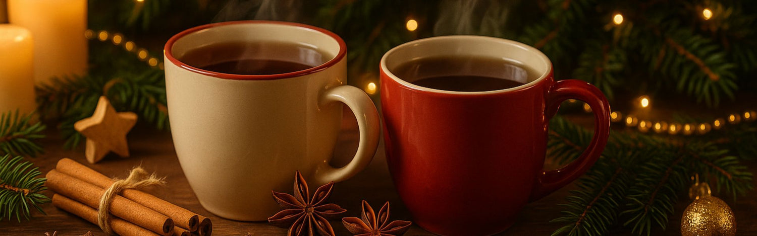 Banner Noël avec deux tasses de tisane bien-être, décorations de Noël, bougies, branches de sapin et épices de Noël