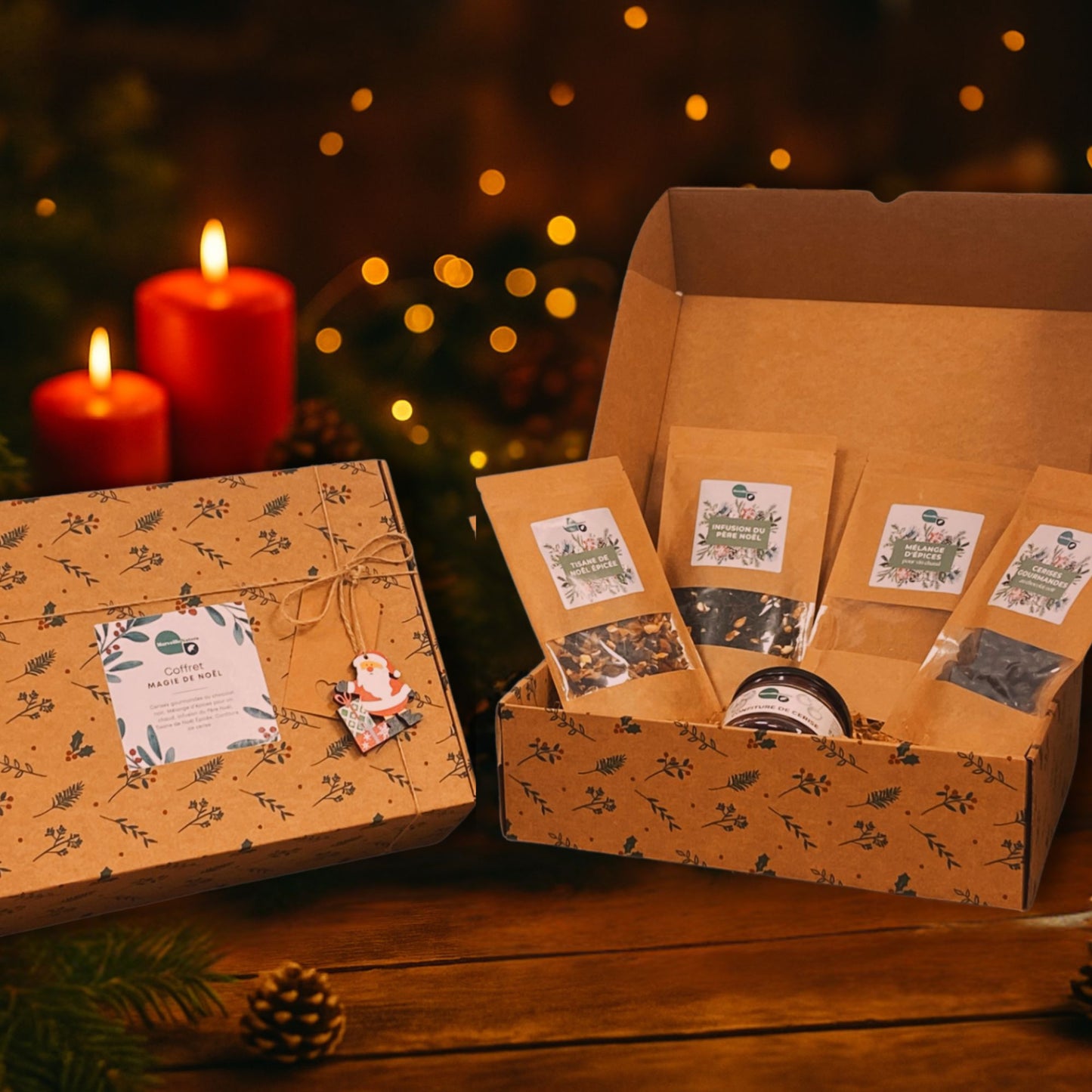 Coffret Magie de Noël MerveilleNature contenant Infusion du Père Noël, Tisane de Noël Épicée, épices pour vin chaud, cerises au chocolat et confiture de cerises, présenté sur une table décorée avec boules de Noël, branche de sapin et bougie allumée pour une ambiance chaleureuse et festive.