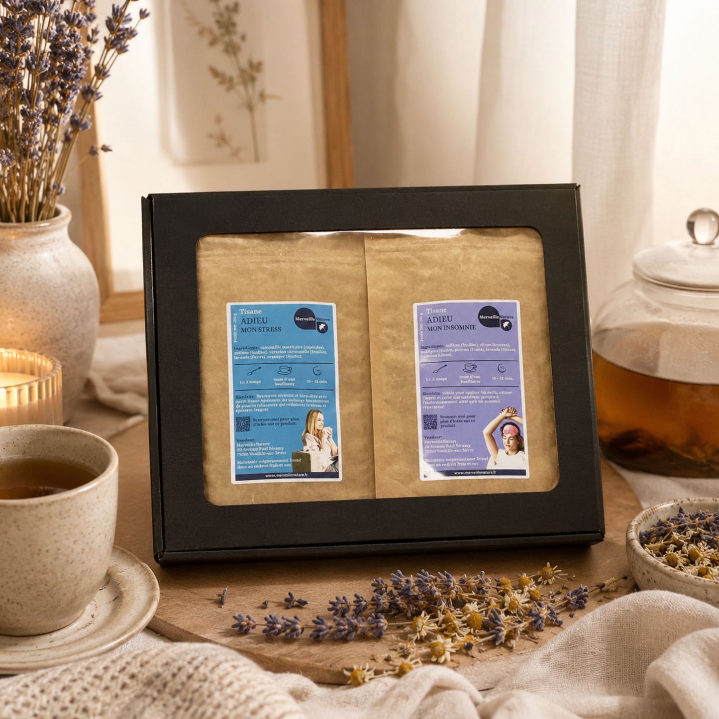Coffret Sommeil et Relaxation MerveilleNature présenté en ambiance apaisante avec les tisanes Adieu Mon Stress et Adieu Mon Insomnie, 5 plantes médicinales relaxantes pour favoriser la détente et le sommeil.