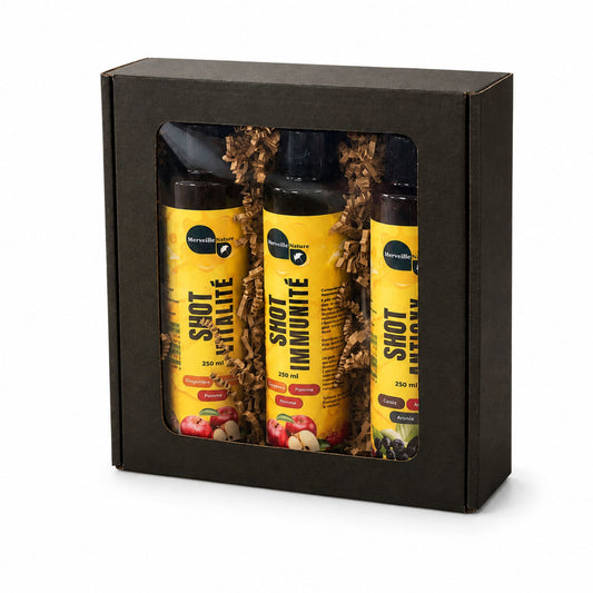 Coffret cadeau MerveilleNature Power Shots avec trois boissons bien-être de 250 ml dans une boîte noire élégante sur fond blanc.
