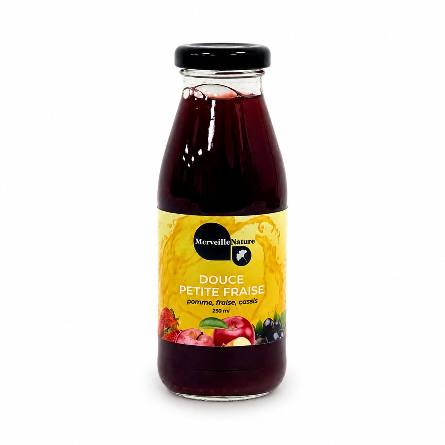 Bouteille Douce Petite Fraise MerveilleNature 250 ml sur fond blanc, boisson fruitée pomme, fraise et cassis.