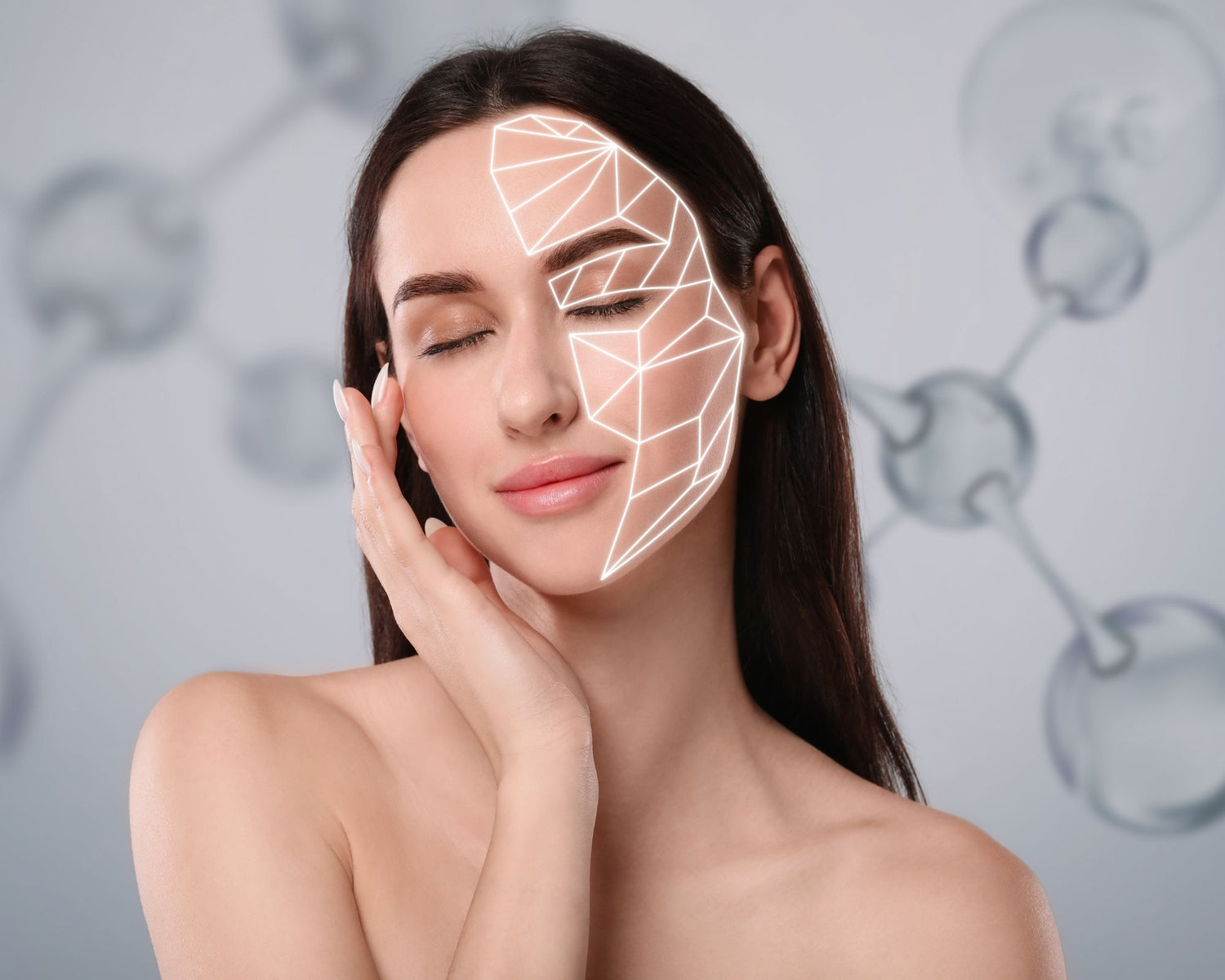 Femme associée à des molécules de collagène sur fond gris, représentant les bienfaits du collagène pour la peau, les articulations et le bien-être général
