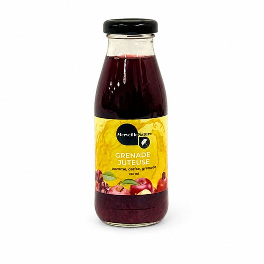 Bouteille Grenade Juteuse MerveilleNature 250 ml sur fond blanc, boisson fruitée pomme, cerise et grenade.