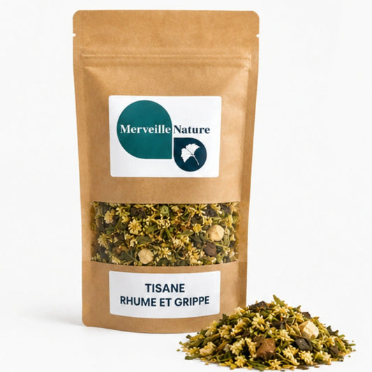 Tisane Rhume & Grippe MerveilleNature présentée dans une ambiance d'herboristerie avec thym serpolet, guimauve, tilleul, sureau noir, gingembre, cannelle de Ceylan et orange douce.