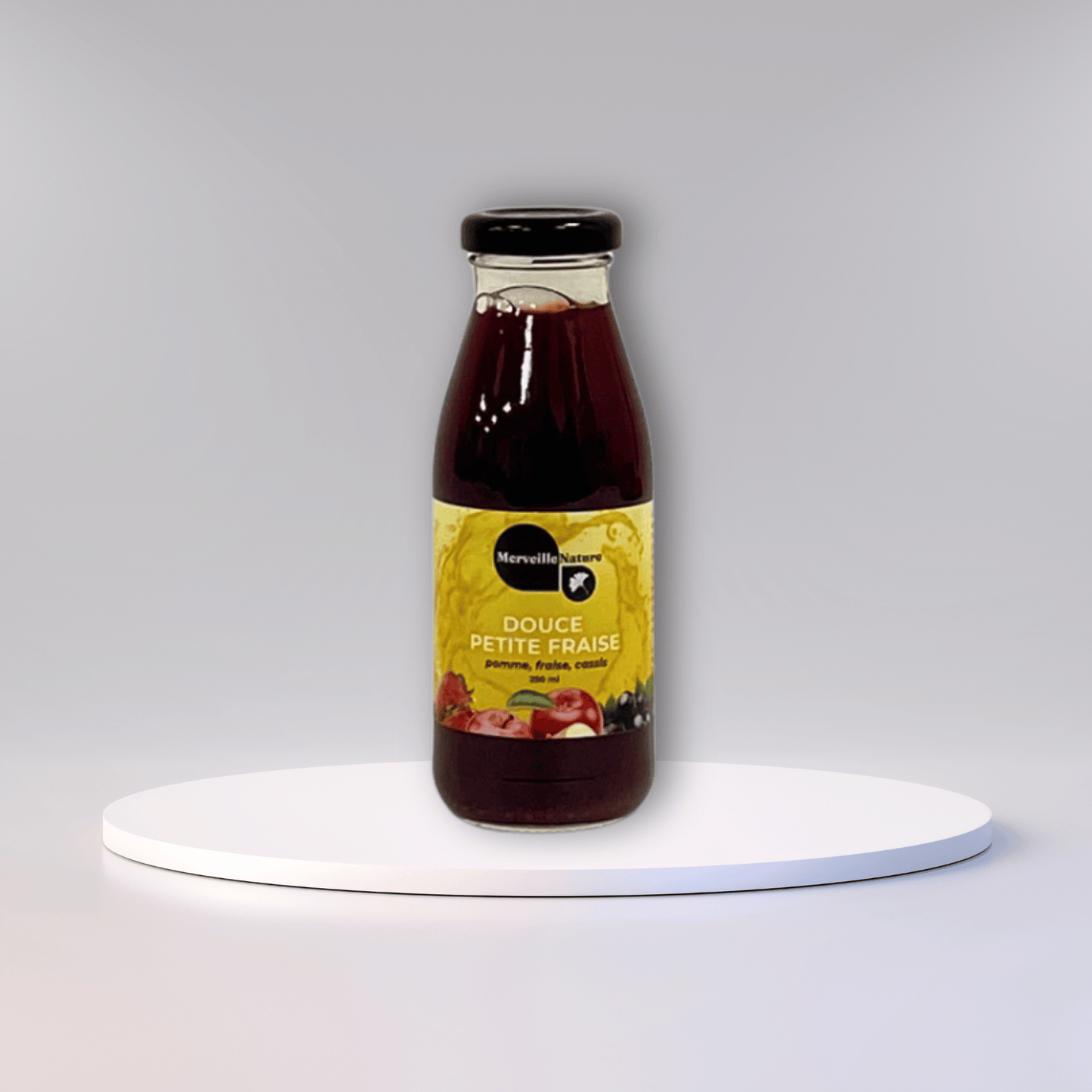 Bouteille de jus, douce petite fraise, posée sur un podium rond.