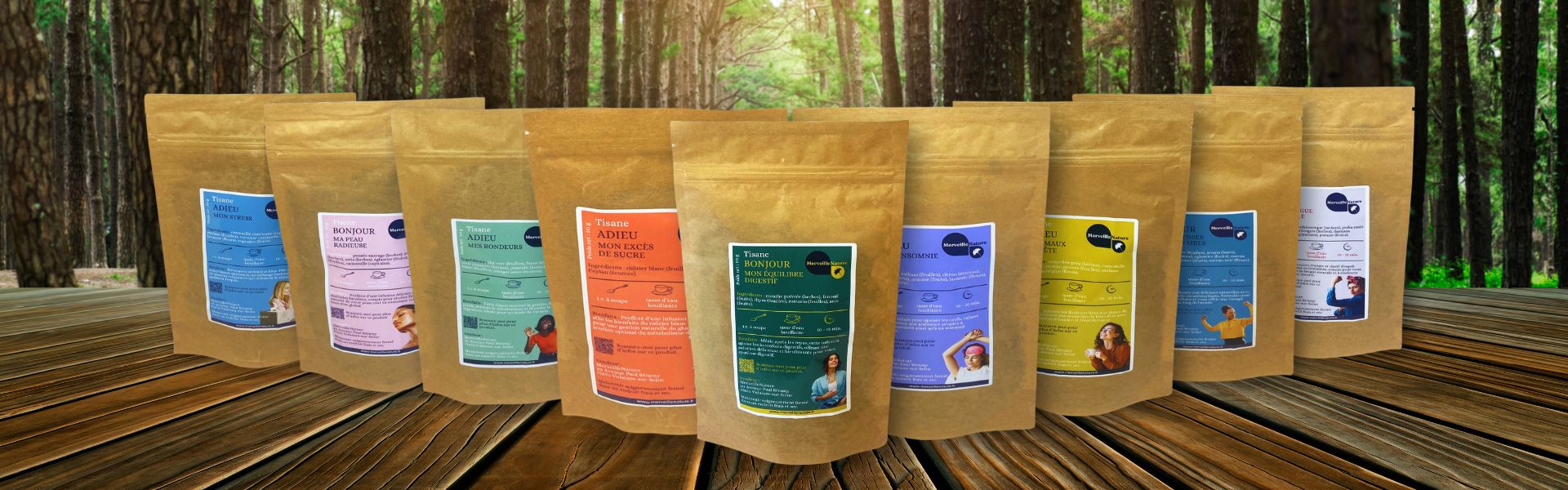 Tisanes bien-être disposées sur une table en bois, avec en arrière-plan une forêt verdoyante évoquant la sérénité et la nature.