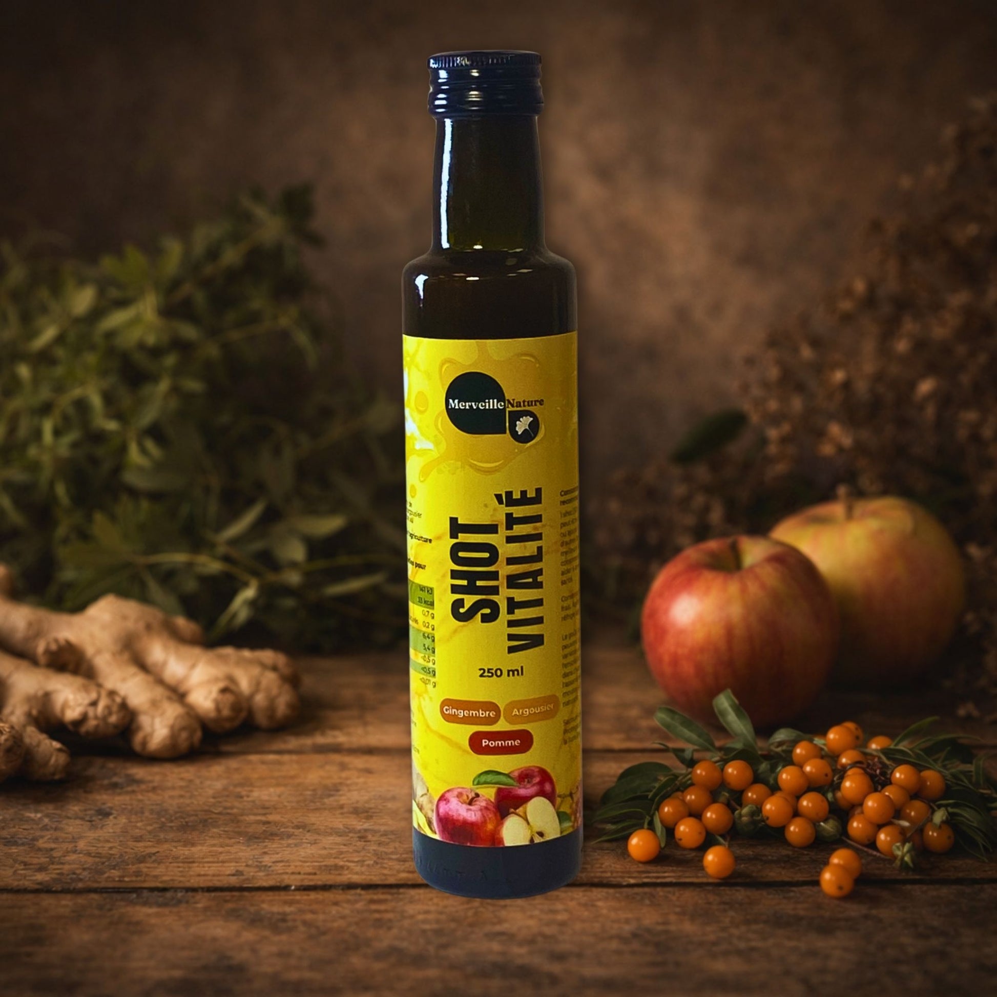 Shot Vitalité MerveilleNature présenté sur une table en bois rustique, entouré de gingembre, argousier et pomme, atmosphère naturelle et artisanale.