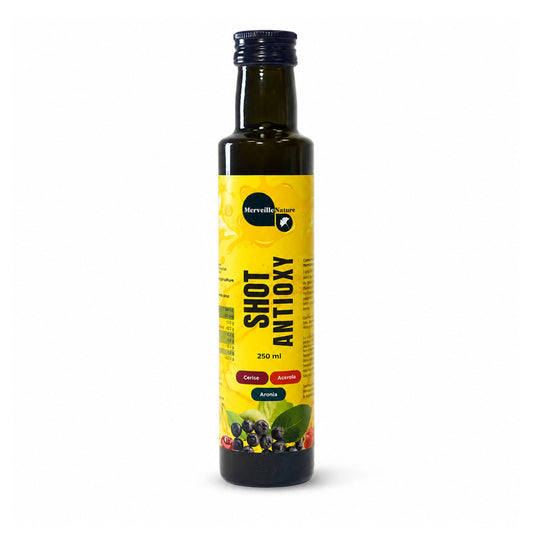 Bouteille Shot Antioxy MerveilleNature sur fond blanc, boisson bien-être aux fruits rouges avec cerise, acérola et aronia.