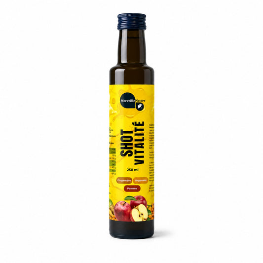 Bouteille Shot Vitalité MerveilleNature sur fond blanc, boisson naturelle au gingembre, argousier et pomme pour une présentation e-commerce.