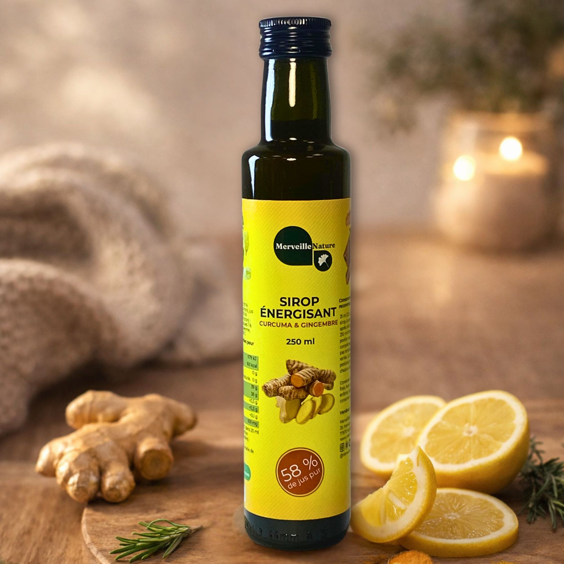 Sirop énergisant au curcuma et au gingembre présenté sur une table en bois, avec gingembre frais, citron et herbes aromatiques, dans une atmosphère naturelle et réconfortante.