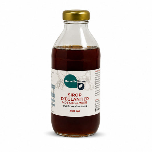 Bouteille de sirop d’églantier et gingembre MerveilleNature 300 ml enrichi en vitamine C sur fond blanc, sirop naturel pour boisson bien-être.