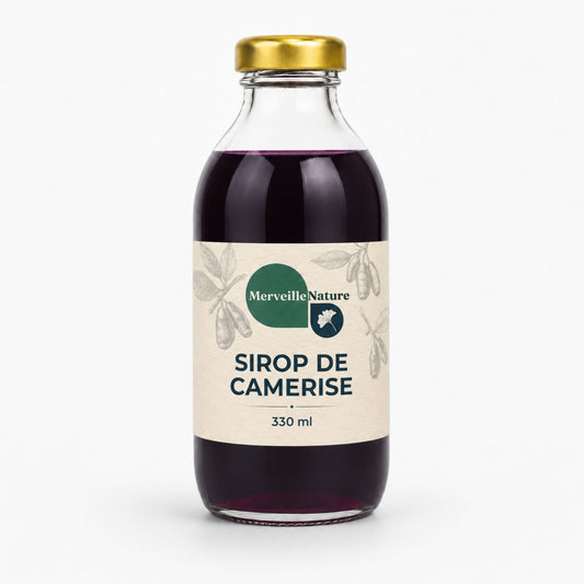 Bouteille de sirop de camerise Merveille Nature 330 ml sur fond blanc, sirop artisanal aux baies pour boissons, desserts et recettes maison.