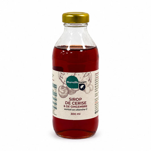 Bouteille de sirop de cerise et gingembre Merveille Nature 300 ml enrichi en vitamine C sur fond blanc, sirop fruité et épicé.