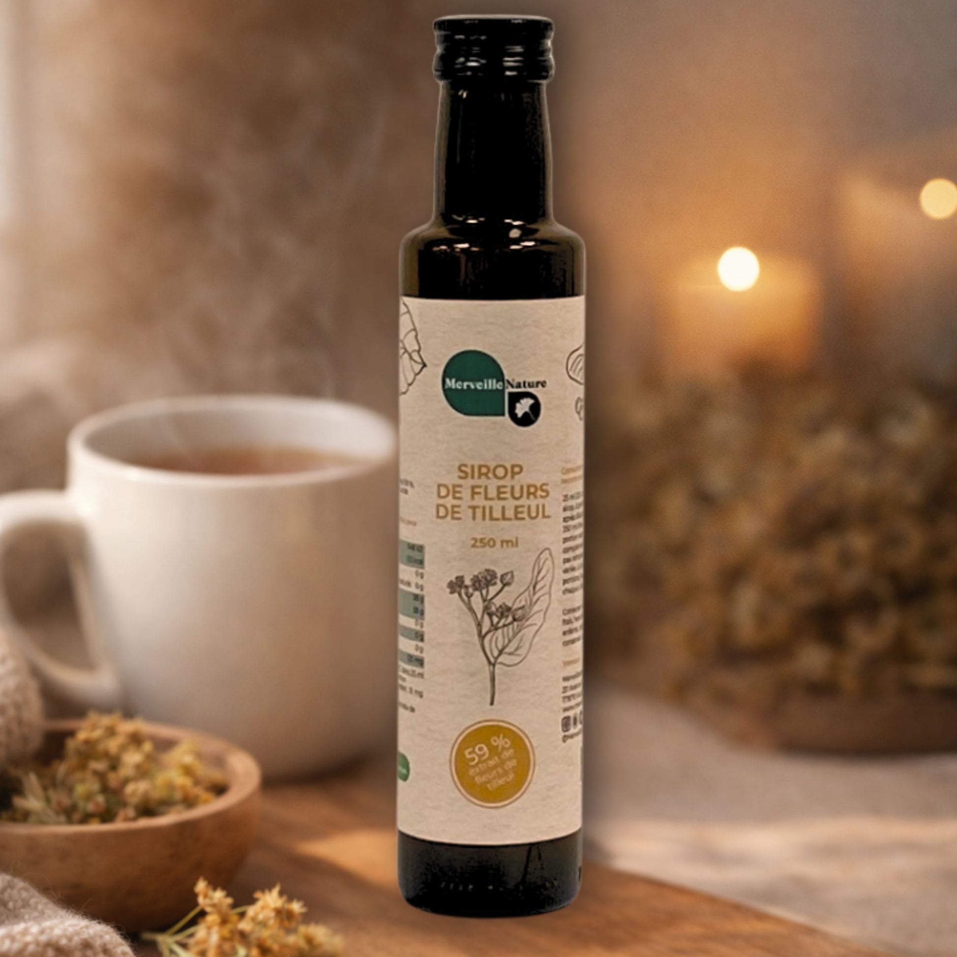 Sirop artisanal de fleurs de tilleul posé sur une table en bois, avec une tasse de tisane de tilleul chaude en arrière-plan et un bol en bois rempli de fleurs de tilleul séchées, pour le bien-être, la détente et l’apaisement des tensions.