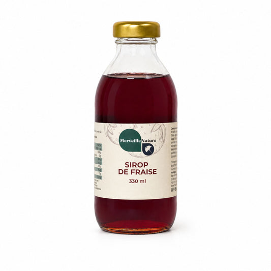 Bouteille de sirop de fraise MerveilleNature 330 ml sur fond blanc, sirop artisanal fruité pour boissons, desserts et cocktails.