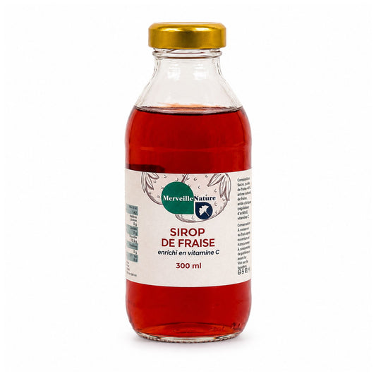 Bouteille de sirop de fraise Merveille Nature 300 ml enrichi en vitamine C sur fond blanc, sirop fruité pour boissons, desserts et cocktails.