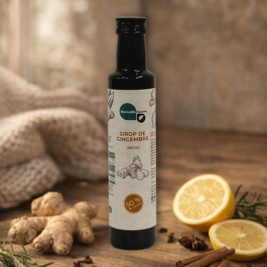 Sirop de gingembre naturel MerveilleNature présenté sur une table en bois, avec racine de gingembre frais, citron et épices, illustrant un remède naturel pour la digestion et le soutien des défenses immunitaires en hiver.