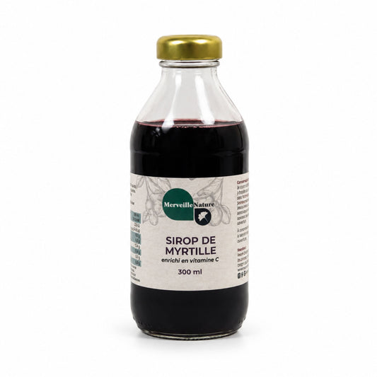 Bouteille de sirop de myrtille MerveilleNature 300 ml enrichi en vitamine C sur fond blanc, sirop aux fruits rouges pour boissons et desserts.