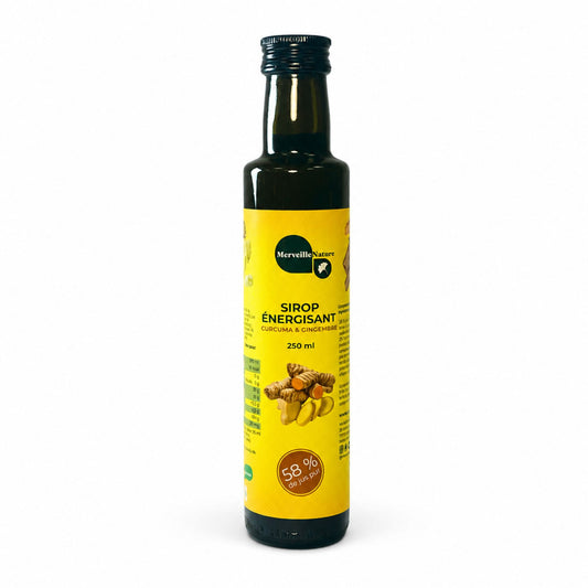 Bouteille de sirop énergisant MerveilleNature au curcuma et gingembre sur fond clair