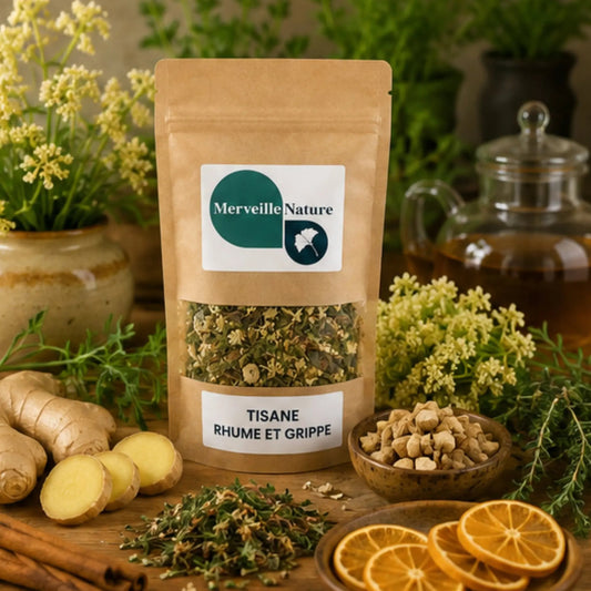Sachet de Tisane Rhume & Grippe MerveilleNature accompagné d'un mélange de plantes médicinales pour accompagner les refroidissements, le mal de gorge et le confort des voies respiratoires.