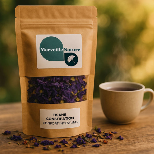 Sachet kraft de tisane Constipation & Confort Intestinal posé sur une table en bois, entouré de plantes séchées et de fleurs digestives. Une tasse de tisane chaude fume doucement à côté, dans une ambiance naturelle, lumineuse et apaisante. Image évoquant le bien-être intestinal et la détente – MerveilleNature.