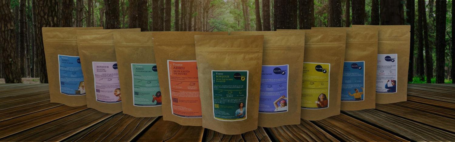 Sachets de tisanes bien-être en emballage craft posés sur une planche en bois avec une forêt en arrière-plan