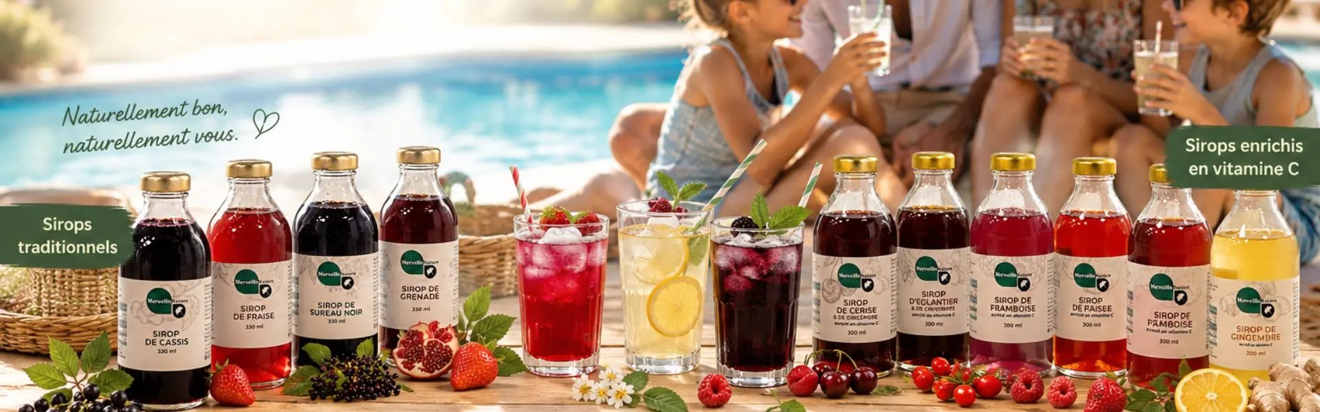 Banner estival avec une famille au bord d’une piscine dégustant des mocktails rafraîchissants réalisés avec des sirops naturels, boissons maison colorées et gourmandes pour l’été