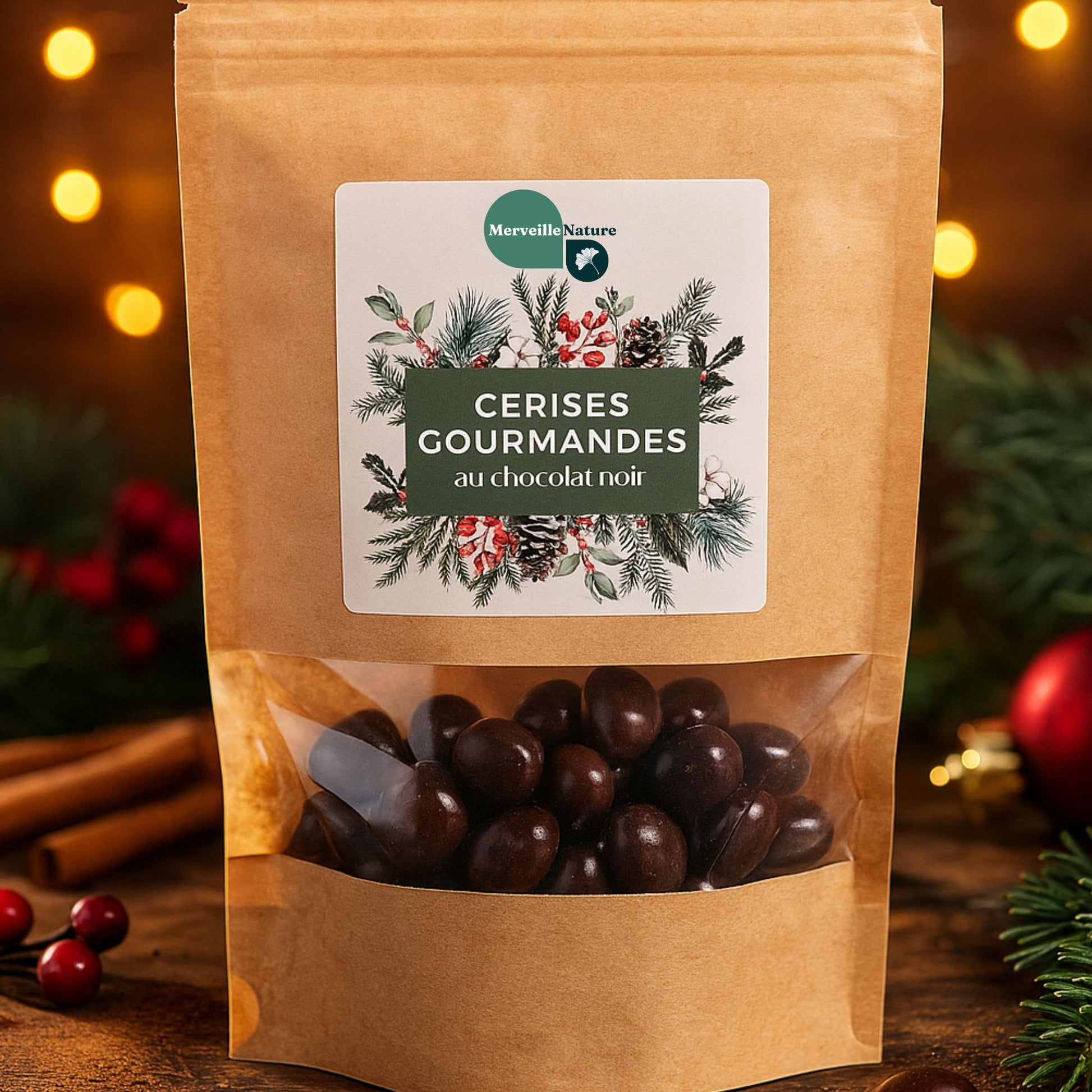 Sachet doypack de cerises enrobées de chocolat noir présenté sur une table en bois, entouré de branches de sapin, de guirlandes lumineuses et de décorations de Noël. Ambiance chaleureuse, artisanale et gourmande, évoquant les douceurs festives et l’esprit authentique de Noël.