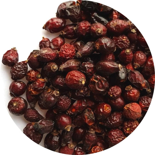 Gros plan de fruits d'églantier séchés en vrac, baies sauvages naturellement riches en vitamine C, utilisées en tisane pour soutenir la synthèse du collagène et protéger les cartilages