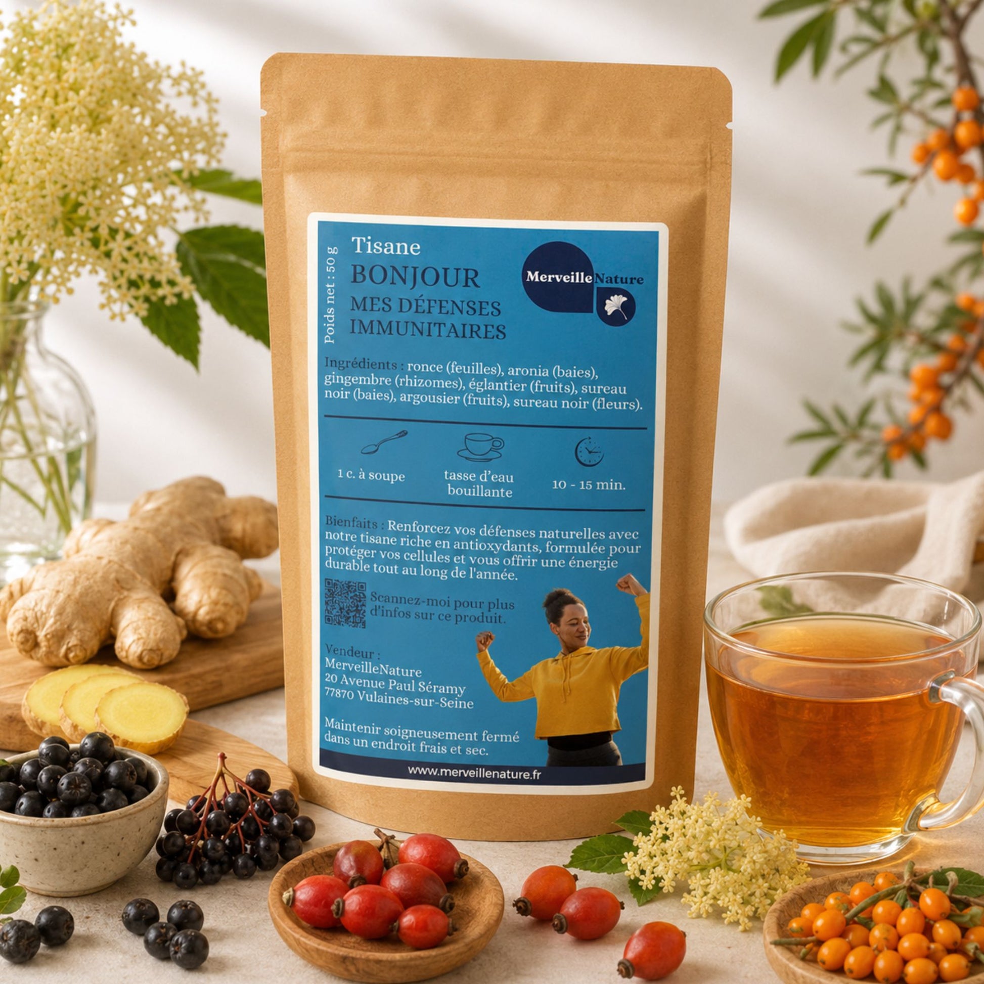 Tisane Bonjour Mes Défenses Immunitaires MerveilleNature en sachet kraft avec tasse d’infusion, gingembre, aronia, églantier, sureau noir et baies d’argousier