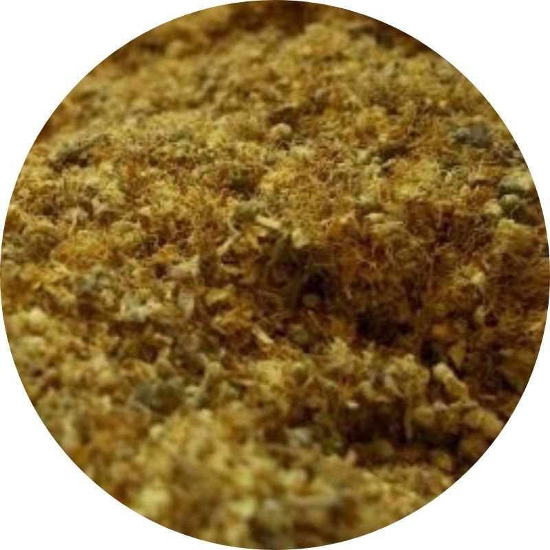 Gros plan de sommités fleuries de reine-des-prés séchées en vrac, plante médicinale aux propriétés analgésiques naturelles, utilisée en tisane contre les douleurs articulaires et rhumatismales