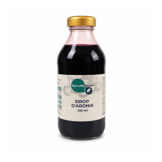 Bouteille de sirop d’aronia Merveille Nature 330 ml sur fond blanc, sirop artisanal aux baies pour boissons, desserts et recettes maison.