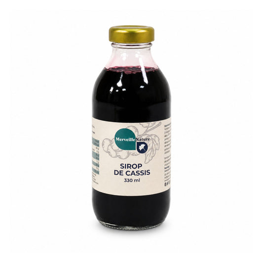 Bouteille de sirop de cassis Merveille Nature 330 ml sur fond blanc, sirop artisanal fruité pour boissons, desserts et cocktails.
