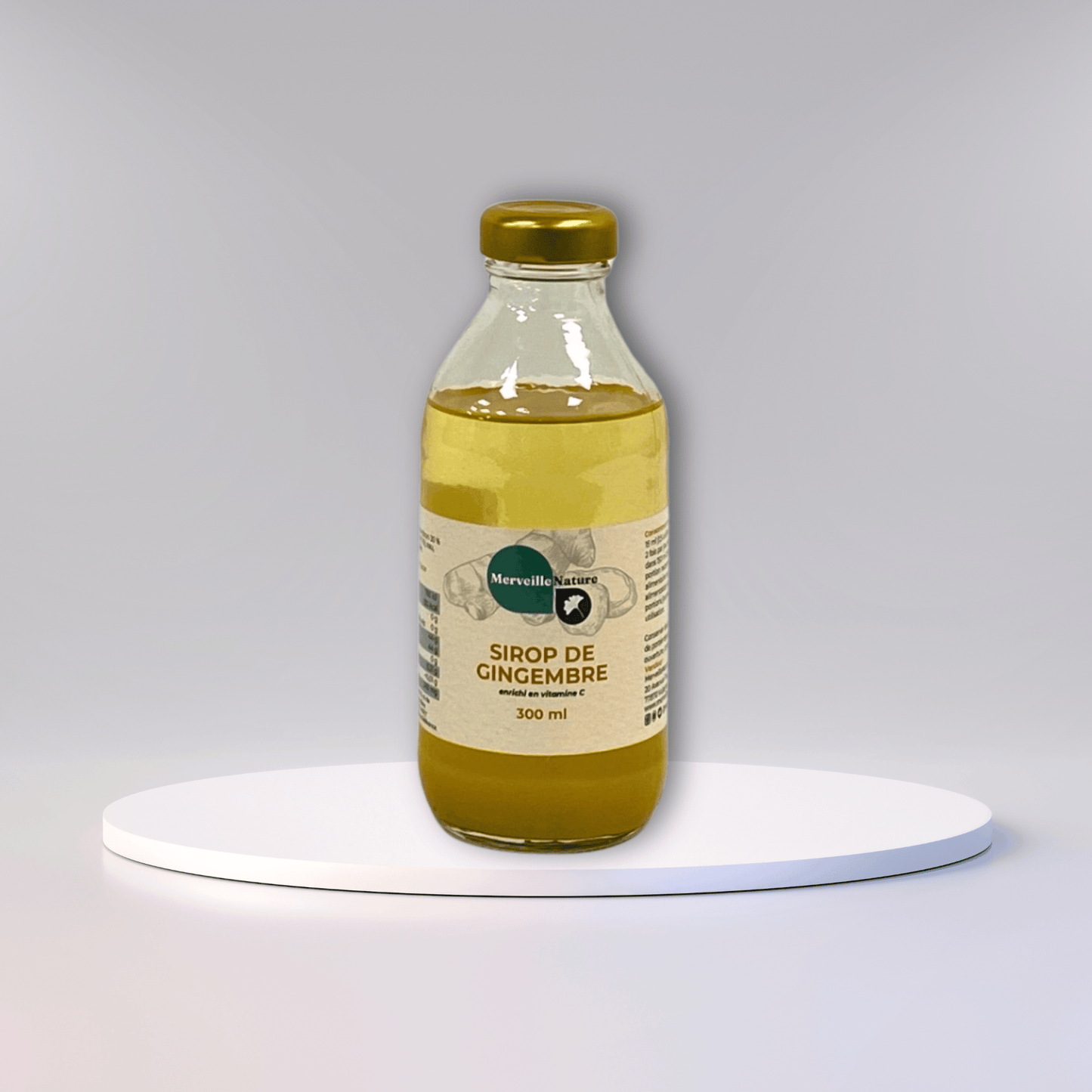 Bouteille de sirop de gingembre enrichi en vitamine C, posée sur un podium rond.