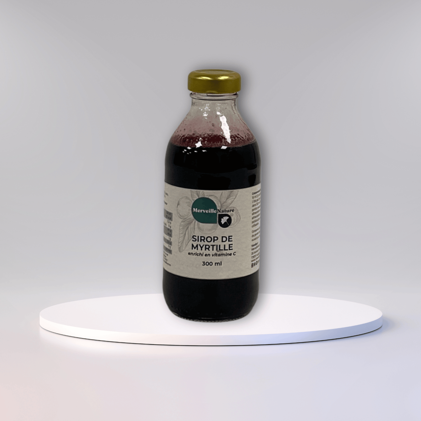 Bouteille de sirop de myrtille enrichi en vitamine C, posée sur un podium rond.
