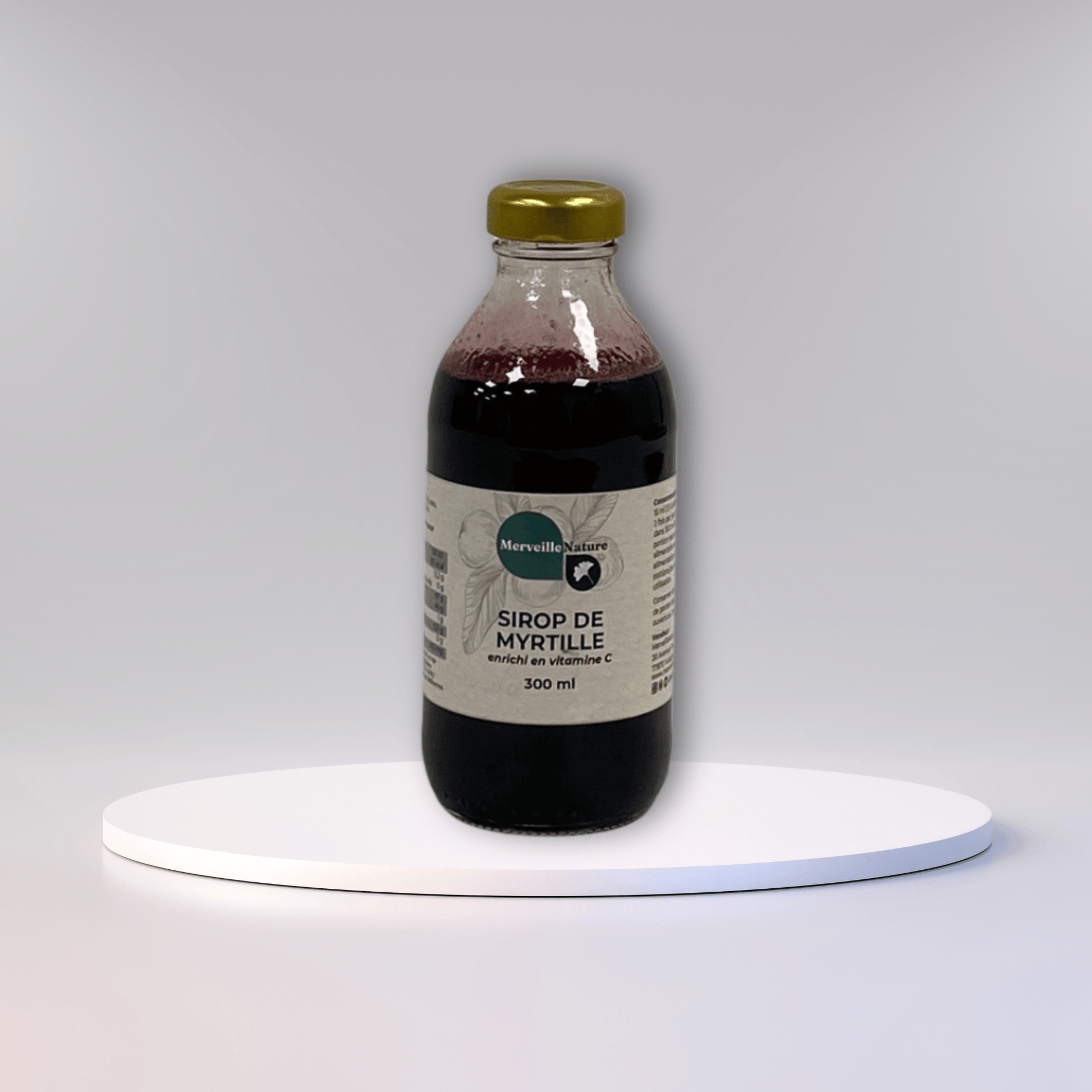 Bouteille de sirop de myrtille enrichi en vitamine C, posée sur un podium rond.