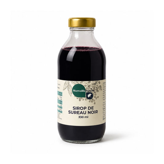 Bouteille de sirop de sureau noir Merveille Nature 330 ml sur fond blanc, sirop artisanal aux baies pour boissons, desserts et recettes maison.