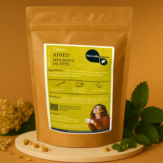 Sachet en kraft de la tisane ‘Adieu mes maux de tête’ de MerveilleNature, avec étiquette mentionnant ses plantes apaisantes comme la reine-des-prés, la camomille, la menthe poivrée, la mélisse et l’aubépine. Le produit est photographié dans un décor doux et naturel, évoquant détente, soulagement des tensions et bien-être
