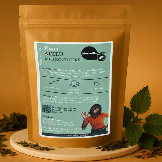 Sachet kraft de la tisane ‘Adieu mes rondeurs’ de MerveilleNature, affichant la composition à base de thé vert, fucus, ortie, pissenlit, mûrier blanc et écorces d’oranger amer. Le produit est présenté dans un décor naturel évoquant bien-être, digestion et soutien du métabolisme.